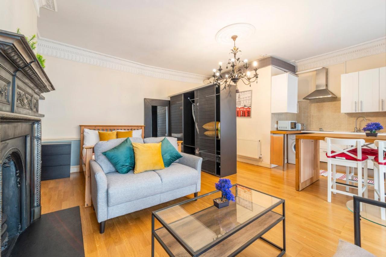 Private Flats In 17th Century Townhouse, Trafalgar Square, Embankment, Waterloo Apartment London