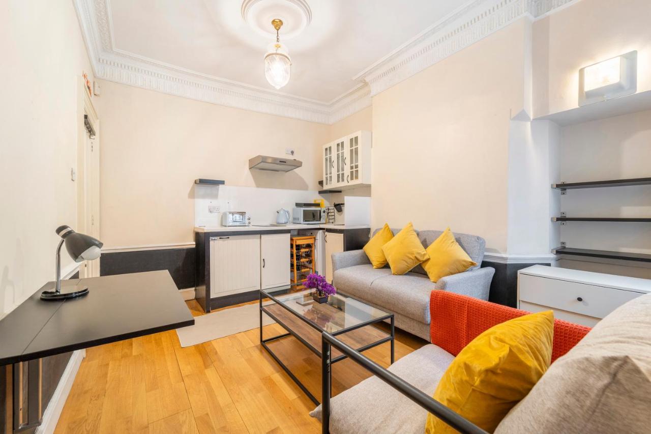 Private Flats In 17th Century Townhouse, Trafalgar Square, Embankment, Waterloo *