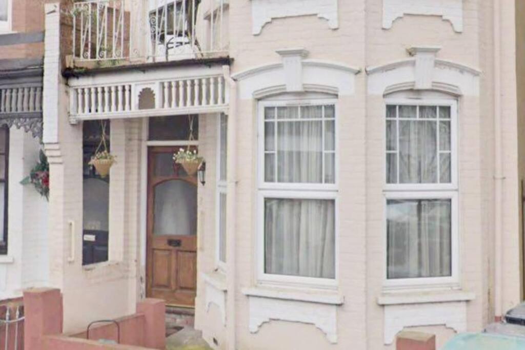 Holiday home A Beautiful Four Bedroom Family London