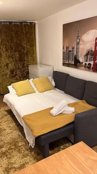 Self Contained 2 Bedroom Flat In Southwark Apartment
