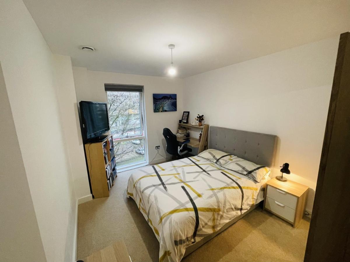 Private In Modern Flat In Great Location *
