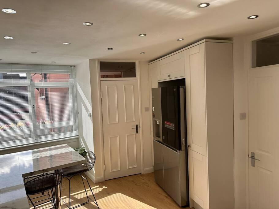Apartment Stylish, Smart & Fun 4 Bed London