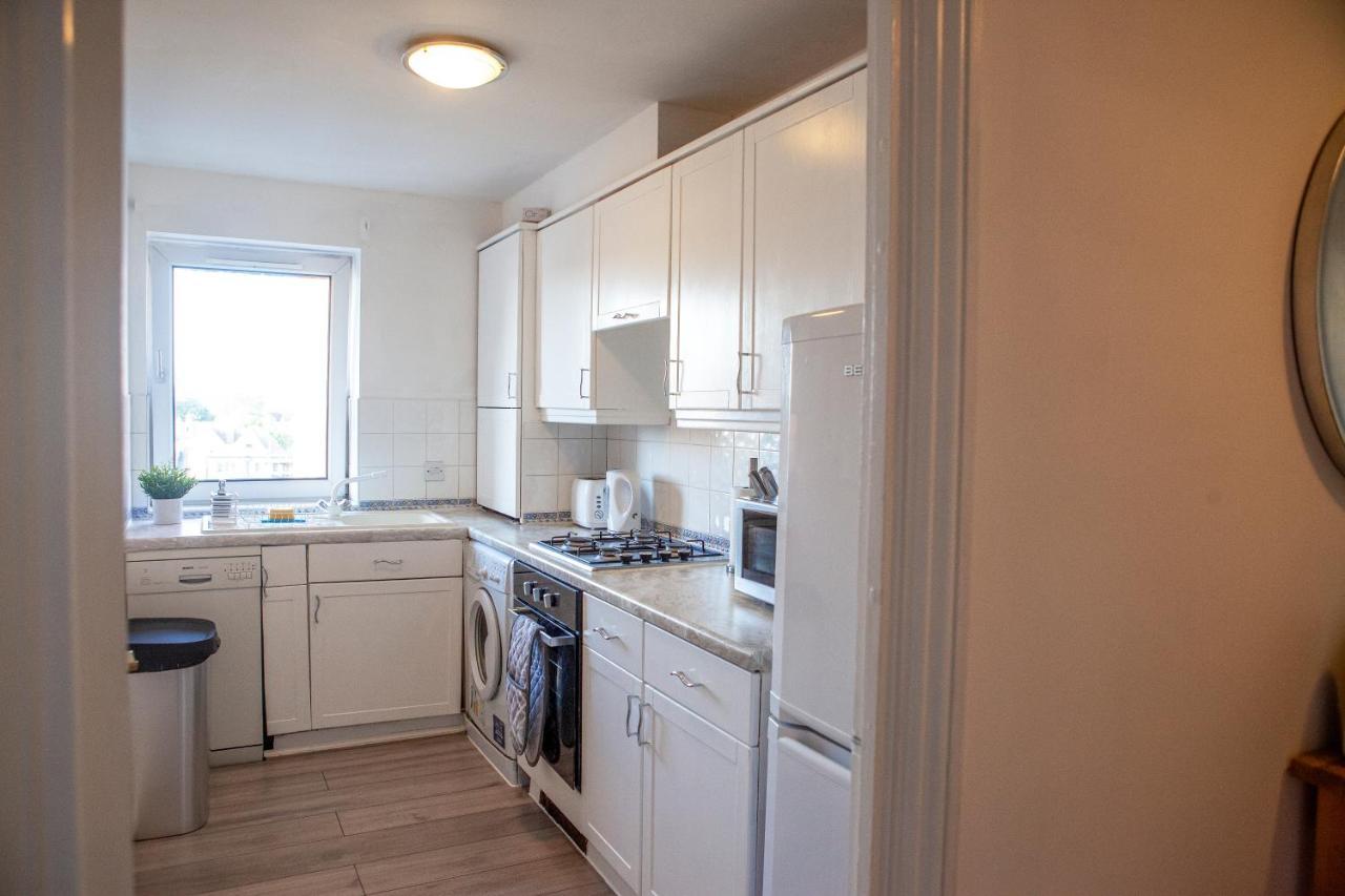 Spacious 2 Bed Flat In Wimbledon With Private Parking Apartamento Londres