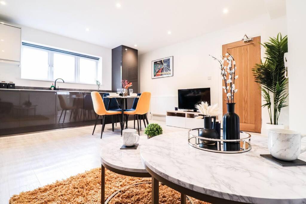Rare 1 Bed Flat Close To Station - 10mins To * London