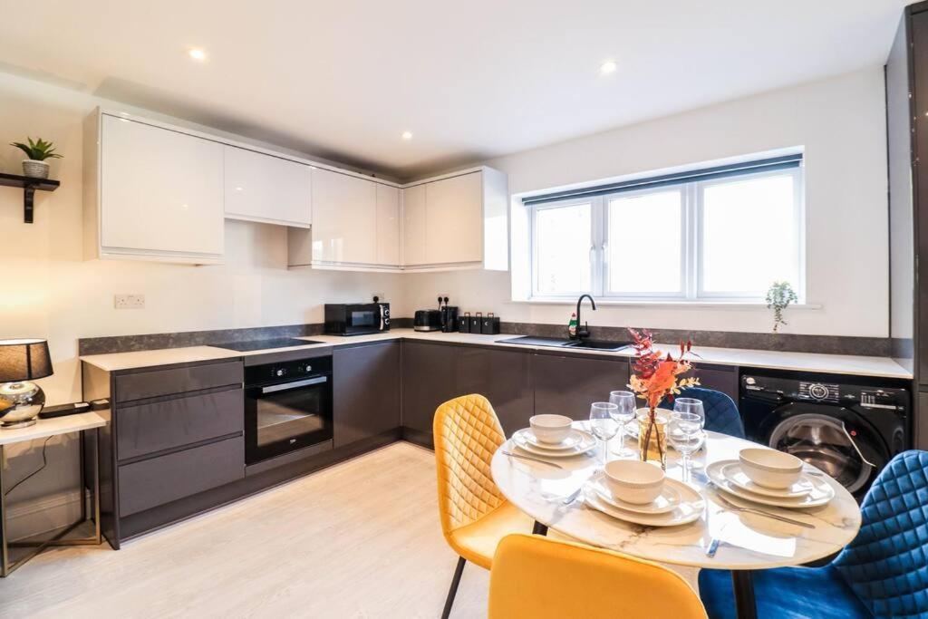 Rare 1 Bed Flat Close To Station - 10mins To * London