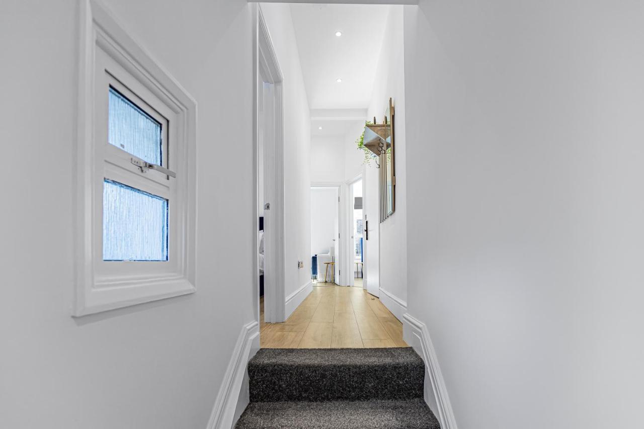 Modern 3 And 2 Bedroom In Maida Vale Apartment