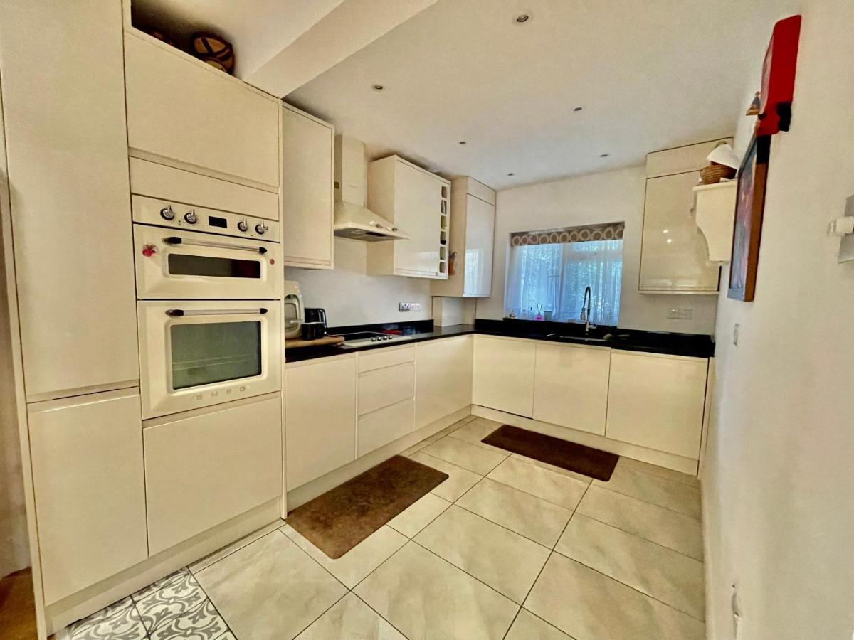 Luxe Quartet: Spacious 4-bed Retreat Near Elizabeth Line Villa London