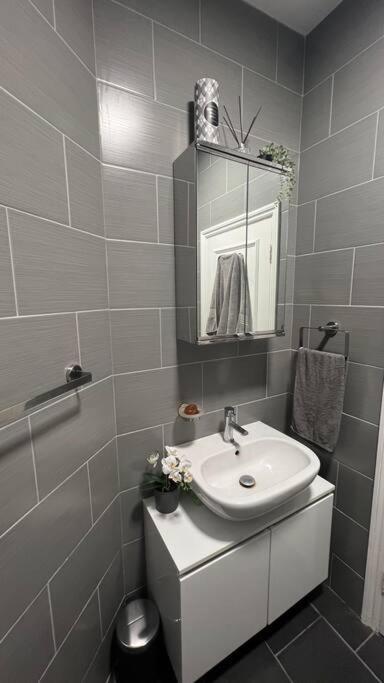 Apartment Peaceful Bright City Hide Away With Parking