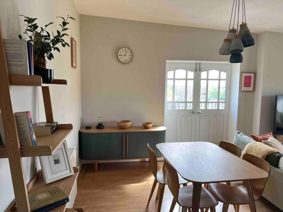 Apartment Peaceful Bright City Hide Away With Parking London