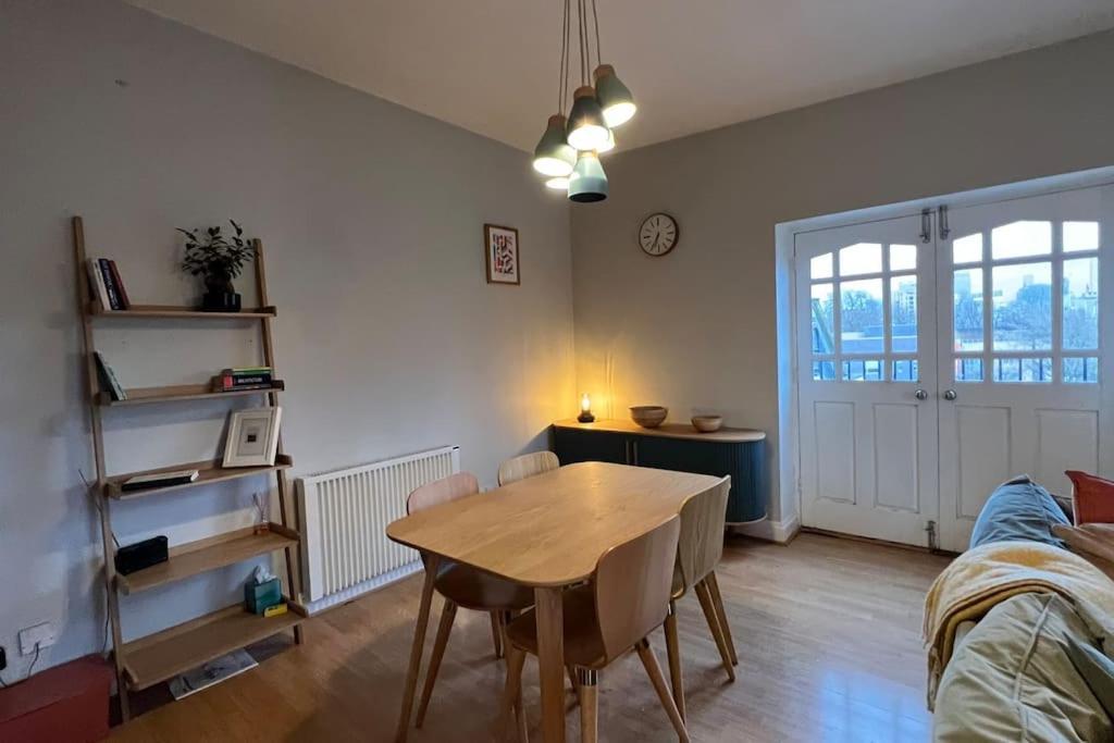 Peaceful Bright City Hide Away With Parking Apartment *