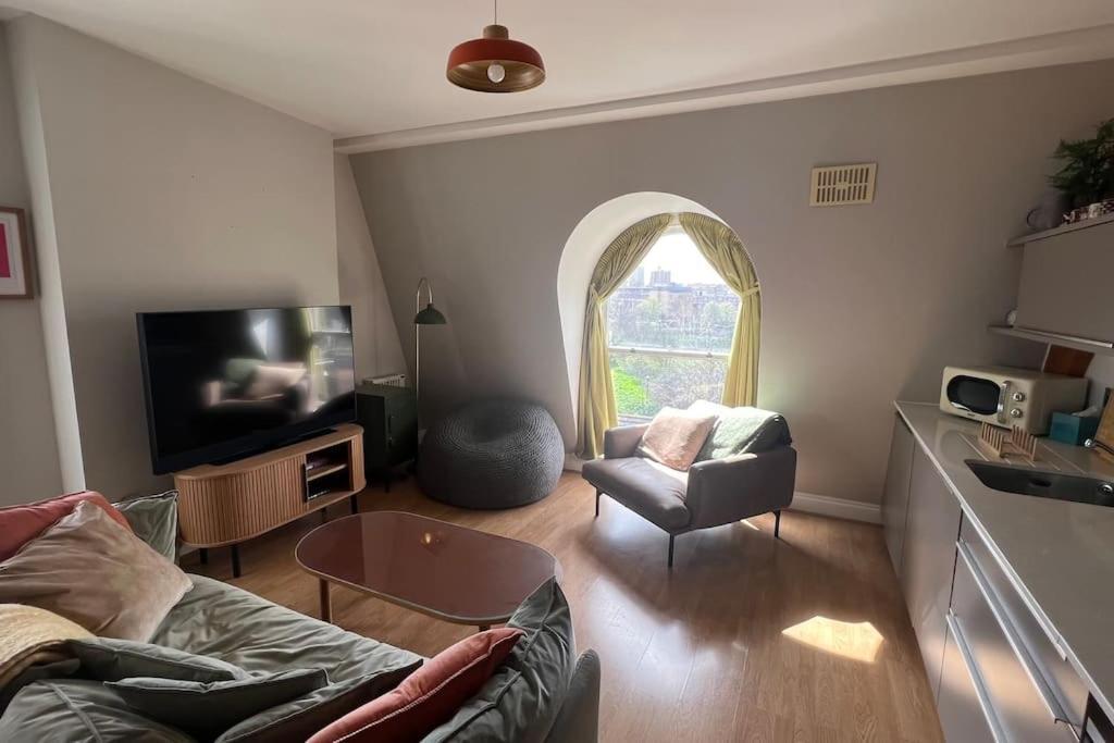 Peaceful Bright City Hide Away With Parking * London
