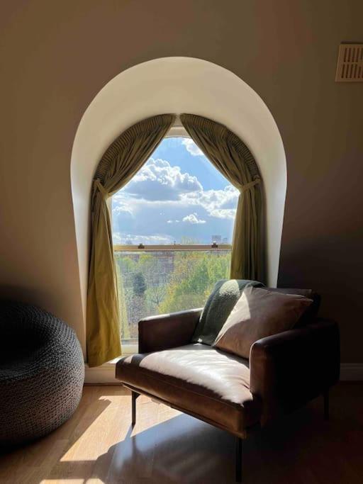 Peaceful Bright City Hide Away With Parking Apartment London