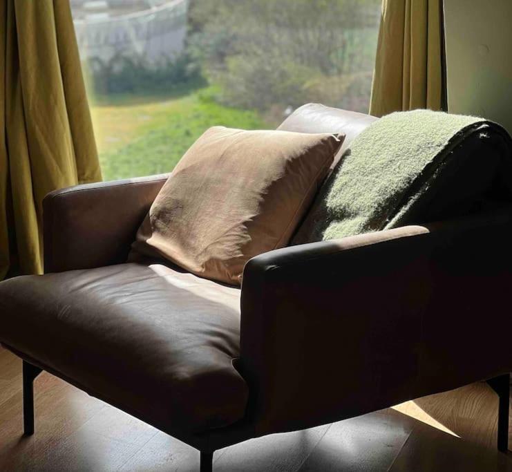 Peaceful Bright City Hide Away With Parking Apartment London