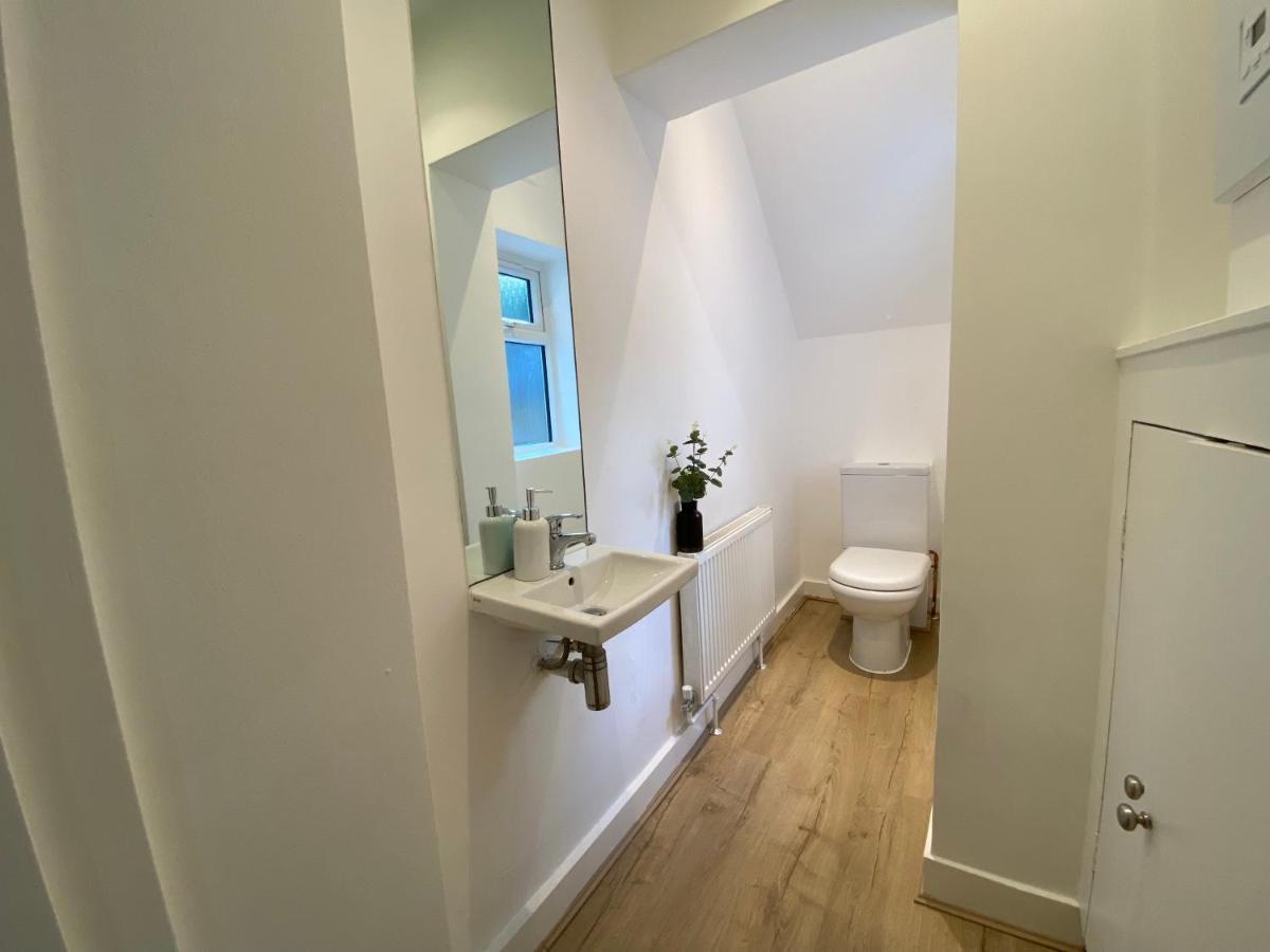 Fantastic Spacious Garden Flat With Own Private Entrance Apartment London