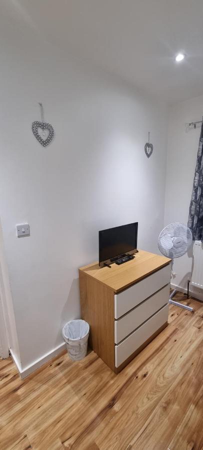 Beautiful With Free On Street Parking In Sydenham Privatunterkunft