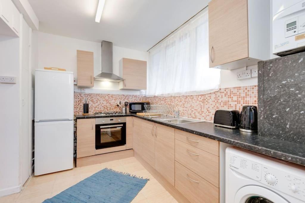 Lovely 3bed Split Level Flat With Outside Space