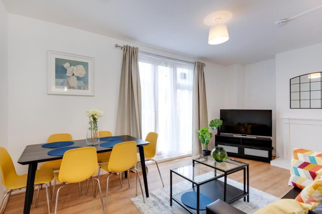 Lovely 3bed Split Level Flat With Outside Space Apartment *