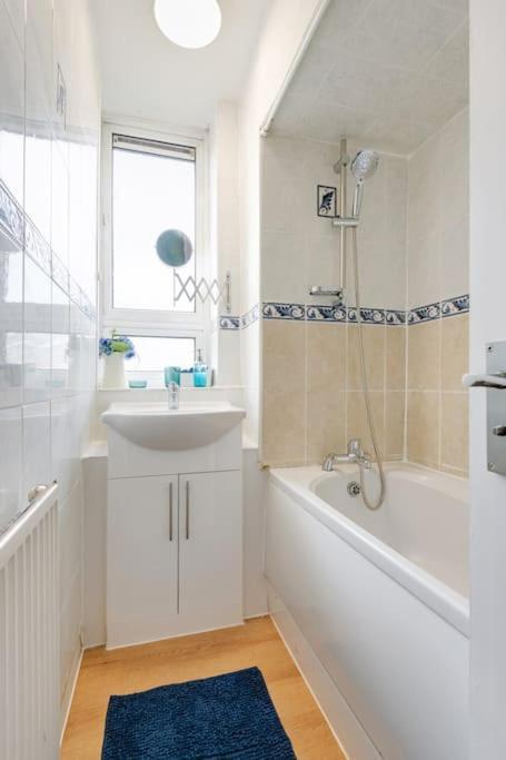 Lovely 3bed Split Level Flat With Outside Space Apartment London
