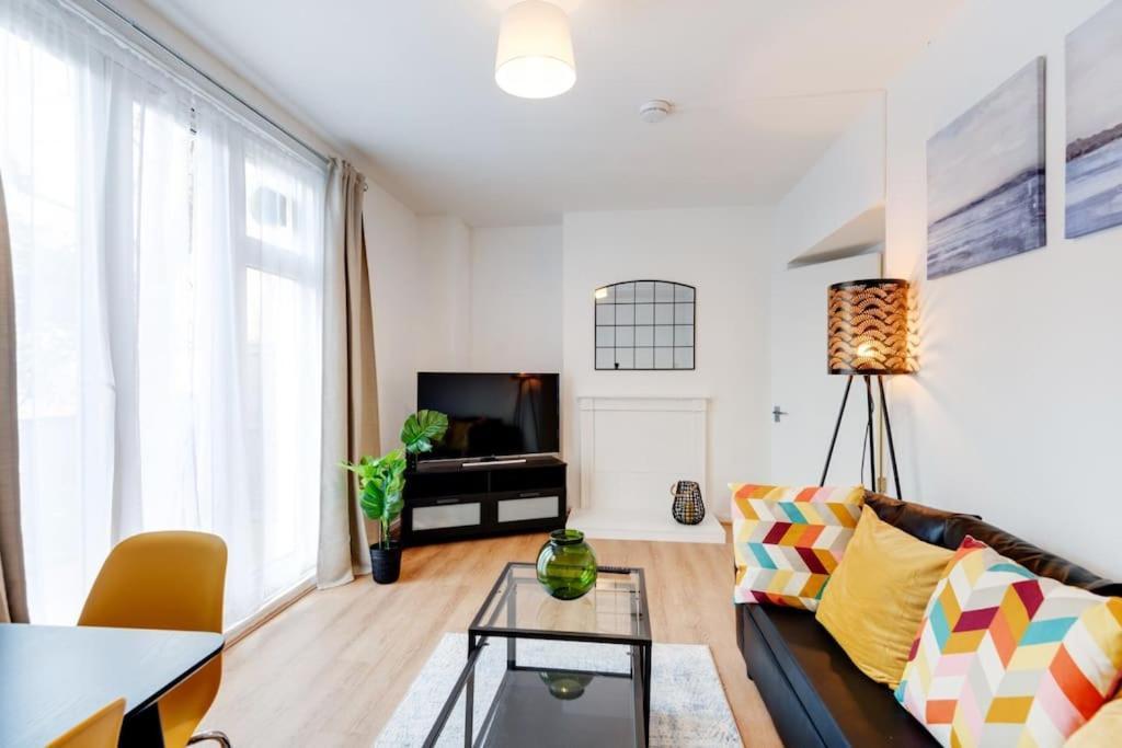 Apartment Lovely 3bed Split Level Flat With Outside Space