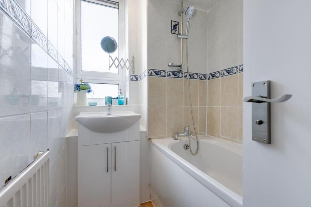 Lovely 3bed Split Level Flat With Outside Space London