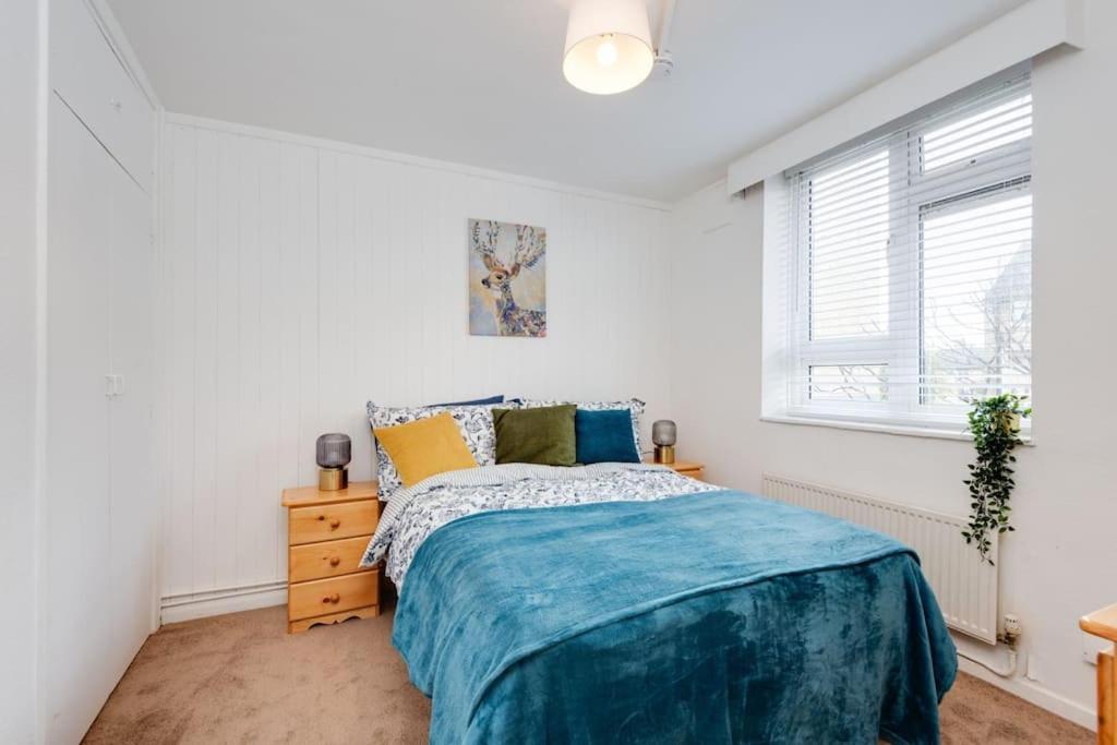 Lovely 3bed Split Level Flat With Outside Space *