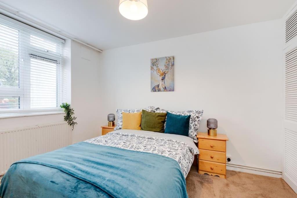 Lovely 3bed Split Level Flat With Outside Space London