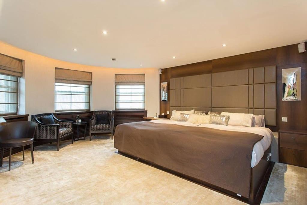 Mayfair Penthouse With Rooftop Facing Hyde Park Apartment