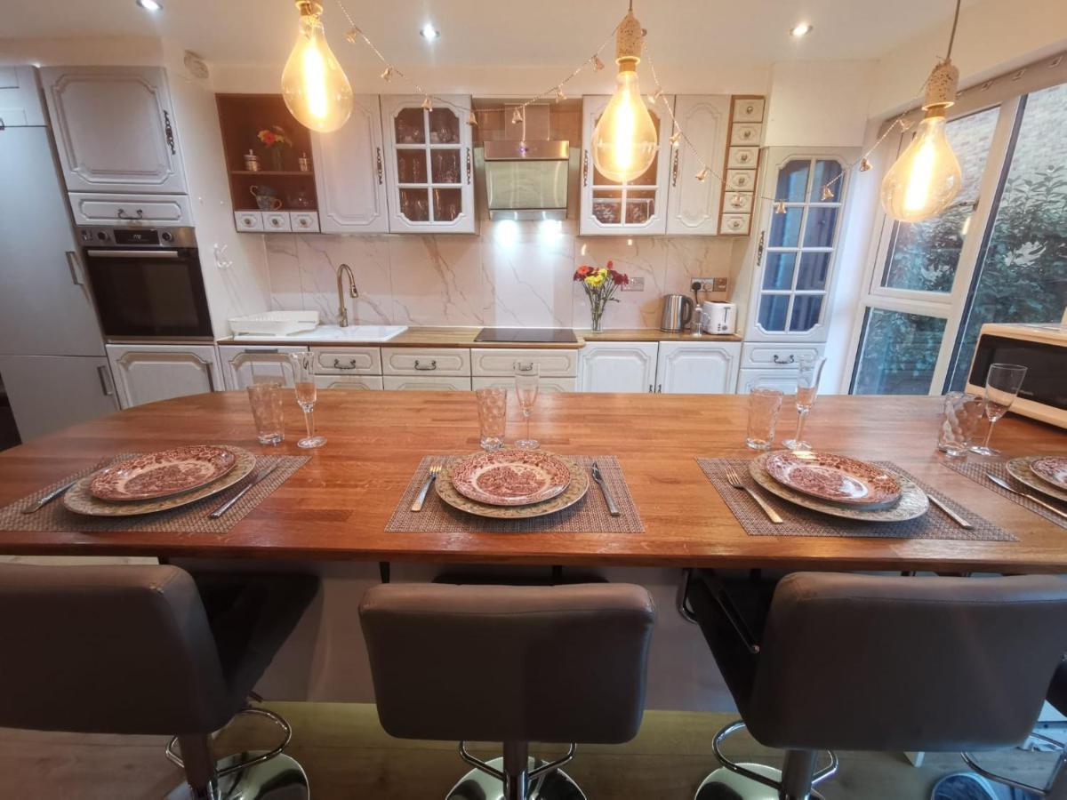 Holiday home Free Parking - 4 Bed - 3 Bath - Sofa Bed - Digital Lock Entry