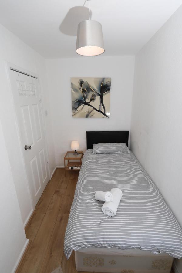 Self Contained 2 Bedroom Flat In Southwark Apartment