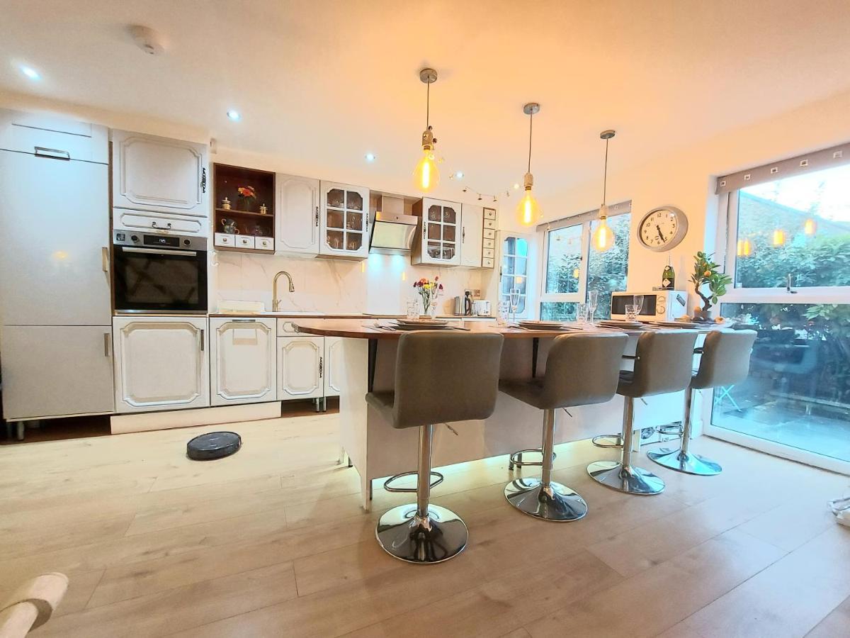 Free Parking - 4 Bed - 3 Bath - Sofa Bed - Digital Lock Entry Holiday home
