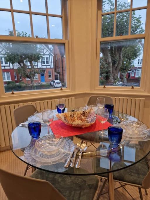 Quintessentially 'london' Flat London