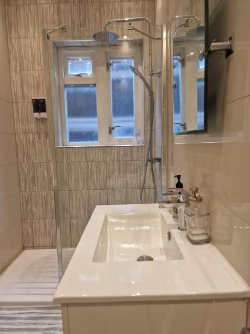 Quintessentially 'london' Flat * London