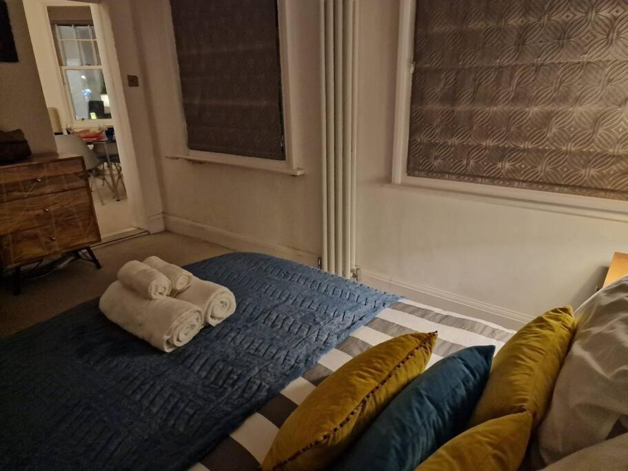 Quintessentially 'london' Flat London
