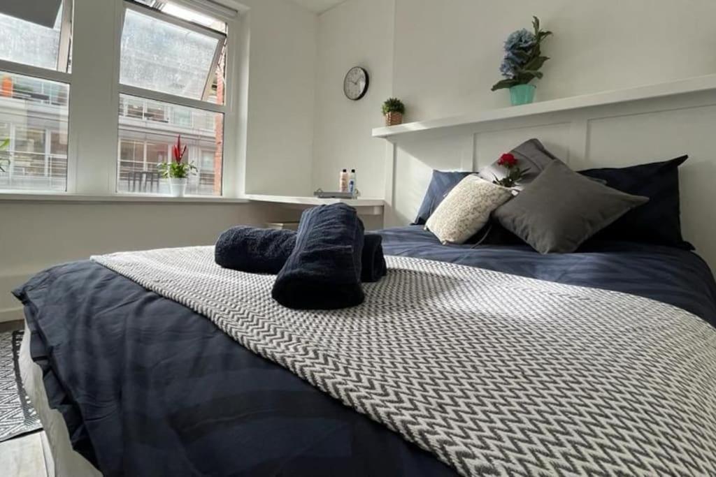 Glasshouse Yard Studio's F1 Apartment *