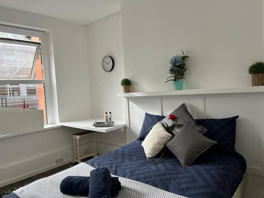 Glasshouse Yard Studio's F1 Apartment *