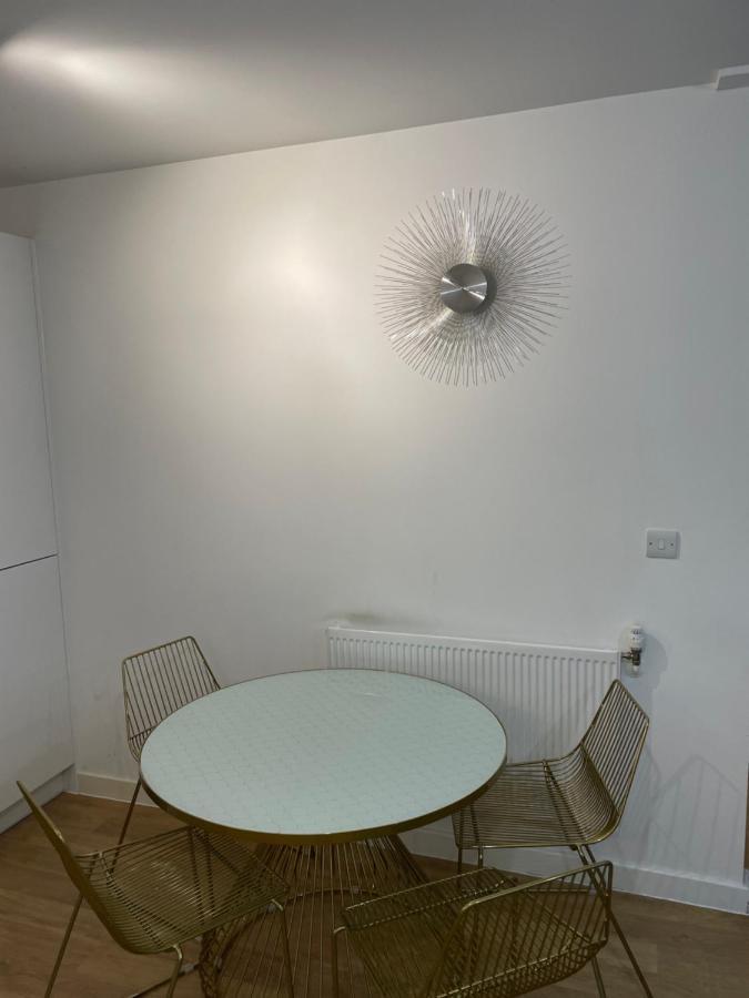 Apartment Spacious 2 Bedroom Modern Flat & Parking