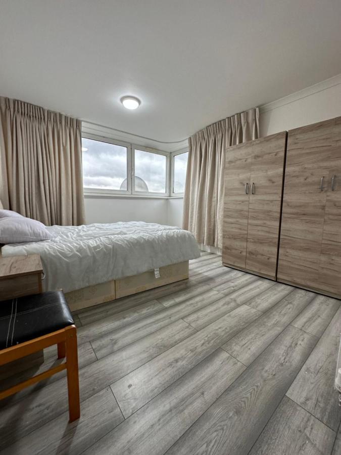3 Bedroom Bayswater Apartment *