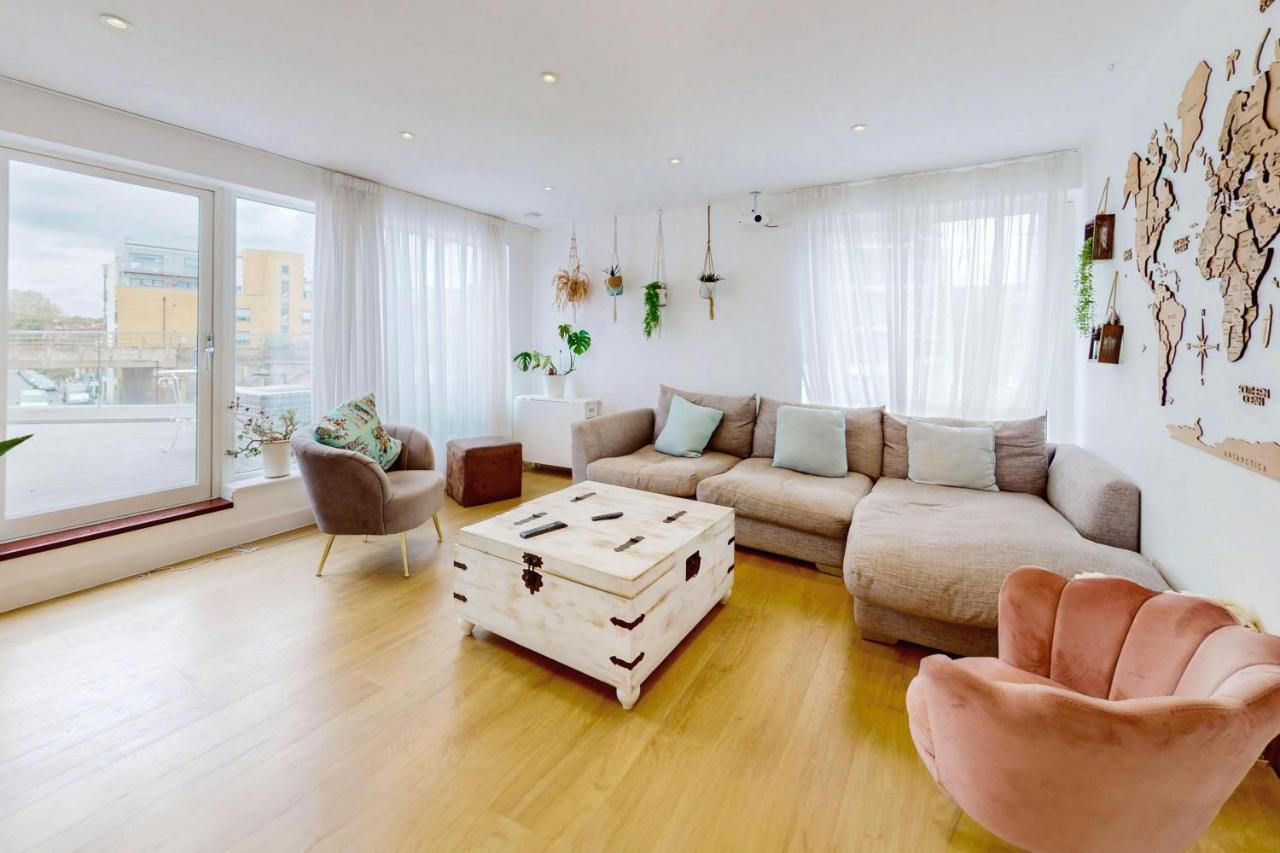 Modern And Spacious 4 Bed House In The Centre Holiday home *