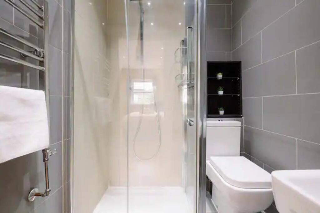 Bright And Quiet 2-bed 2-bath With Great Patio Apartamento Londres