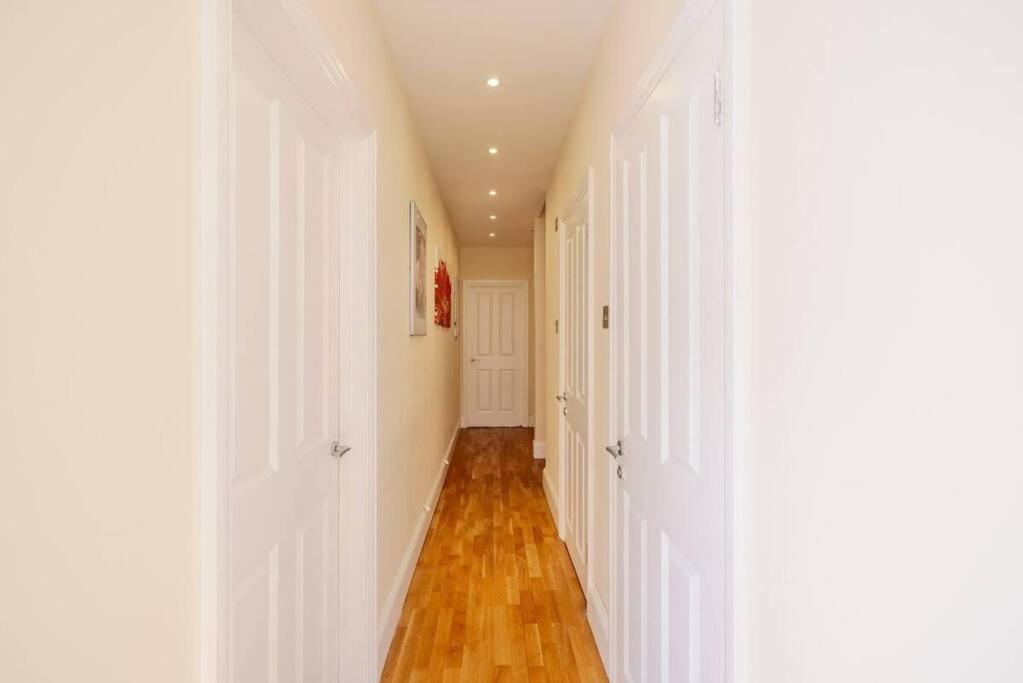 Bright And Quiet 2-bed 2-bath With Great Patio Apartamento Londres