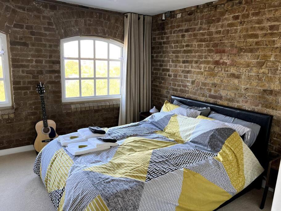 Luxury Artistic 2 Bedroom W/balcony-great Location Apartment London