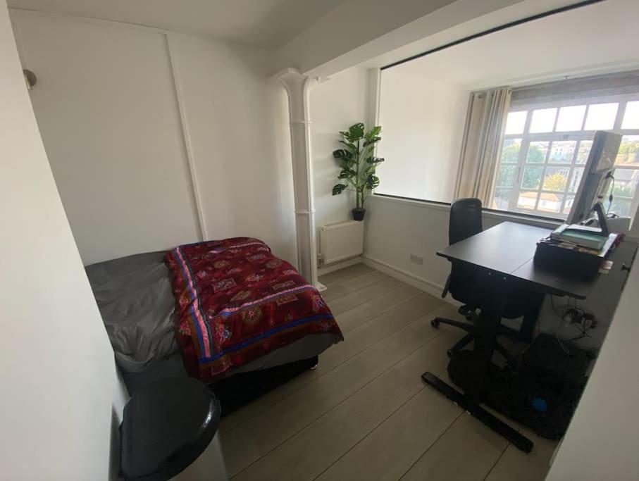 Apartment Luxury Artistic 2 Bedroom W/balcony-great Location London