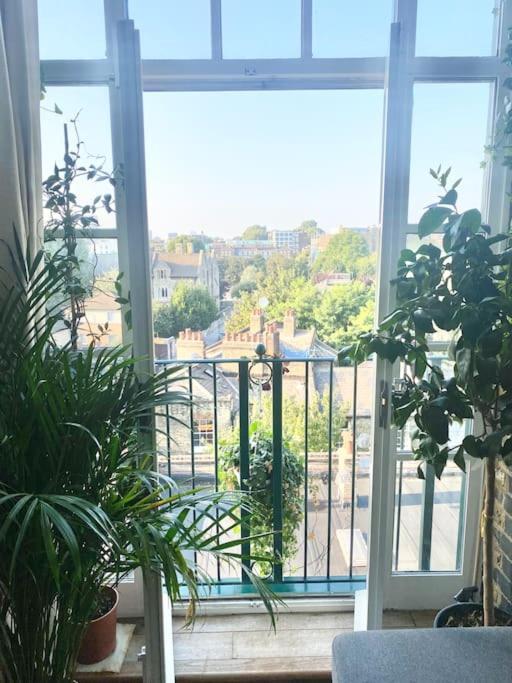Luxury Artistic 2 Bedroom W/balcony-great Location Apartment London