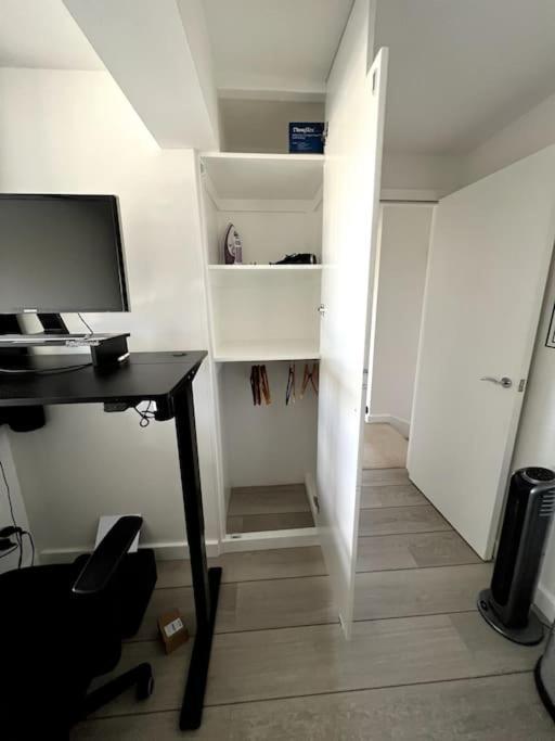 Luxury Artistic 2 Bedroom W/balcony-great Location