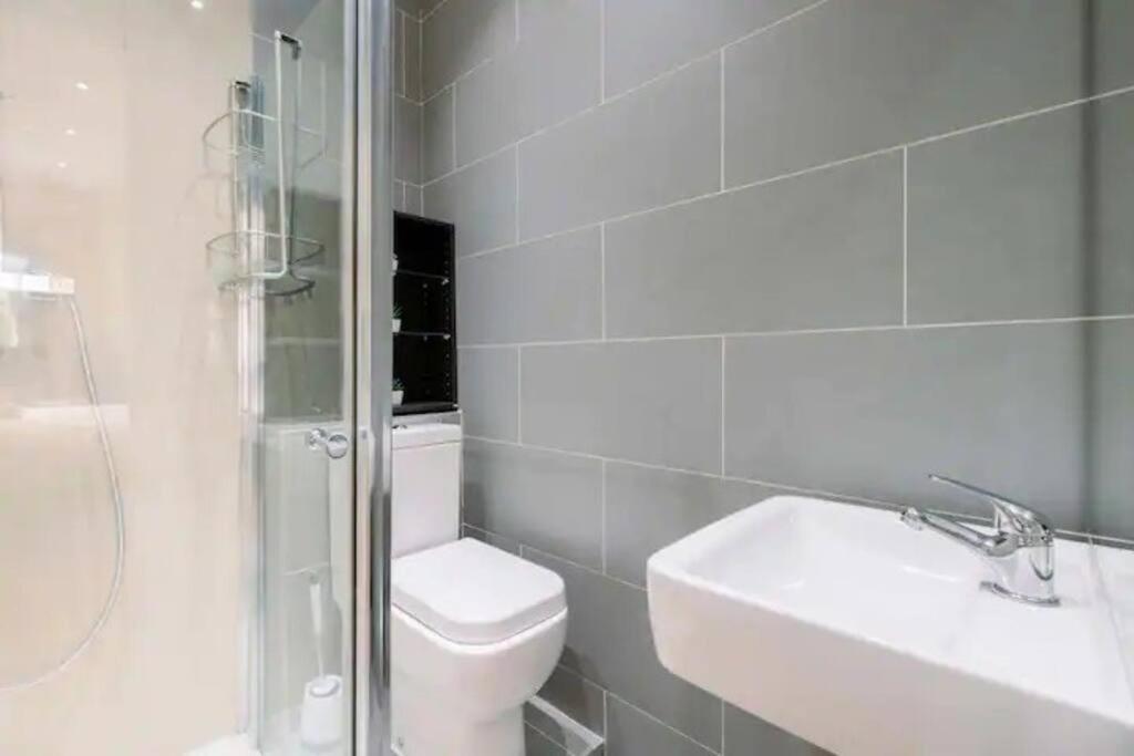 Bright And Quiet 2-bed 2-bath With Great Patio Apartamento Londres