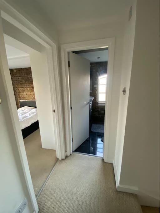 Apartment Luxury Artistic 2 Bedroom W/balcony-great Location *