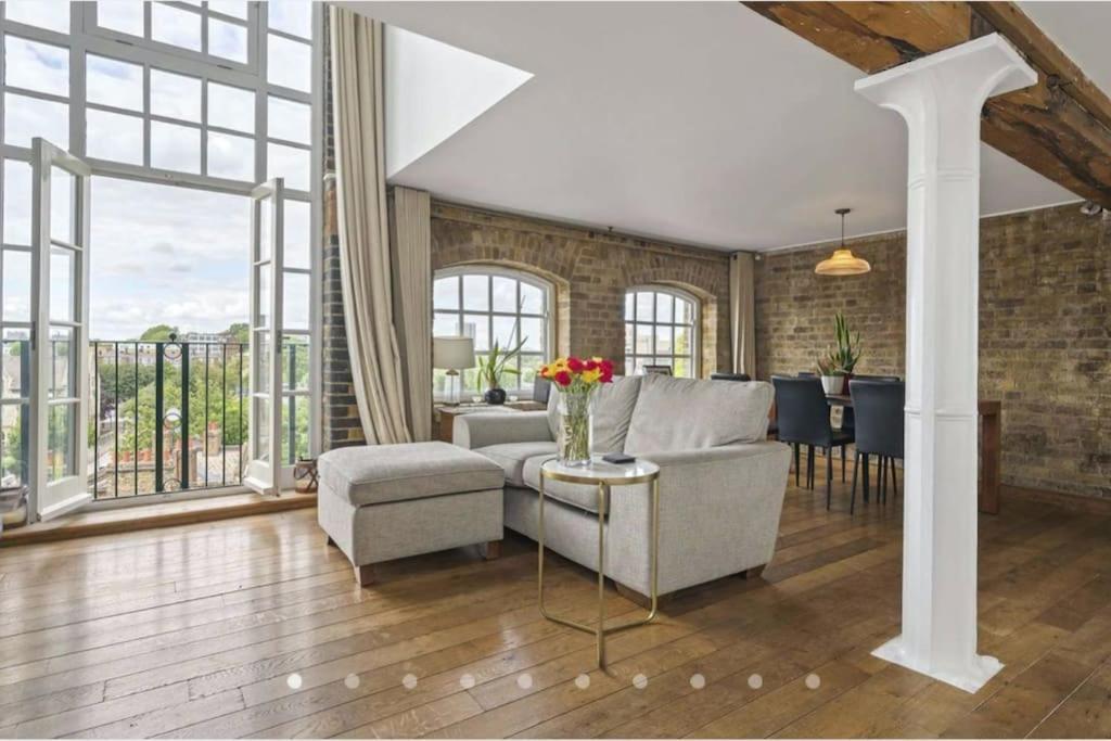Apartment Luxury Artistic 2 Bedroom W/balcony-great Location