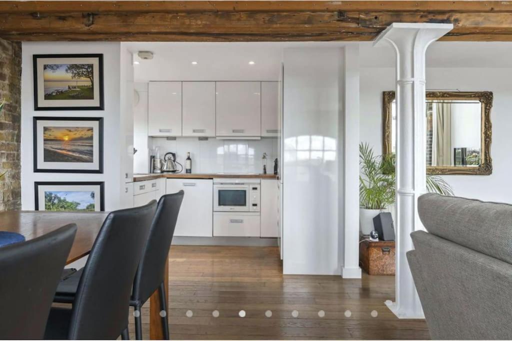 Luxury Artistic 2 Bedroom W/balcony-great Location London