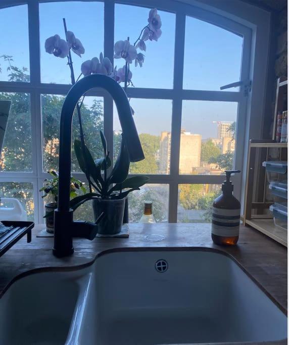 Luxury Artistic 2 Bedroom W/balcony-great Location Apartment *