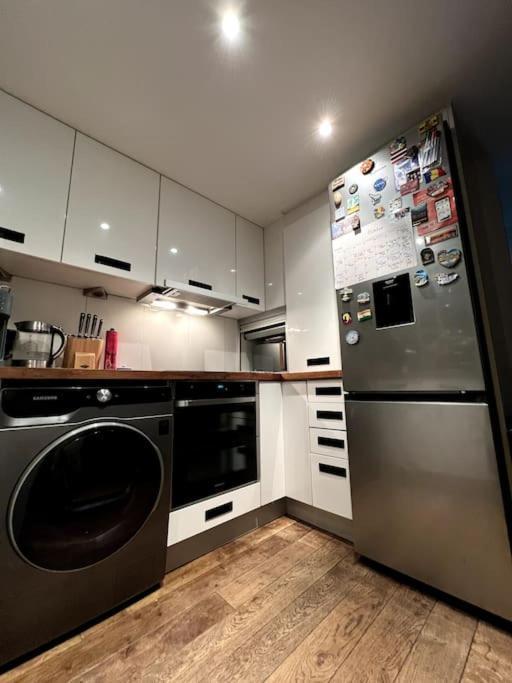 Luxury Artistic 2 Bedroom W/balcony-great Location London